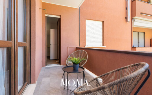 Elegante trilocale completamente ristrutturato con balcone